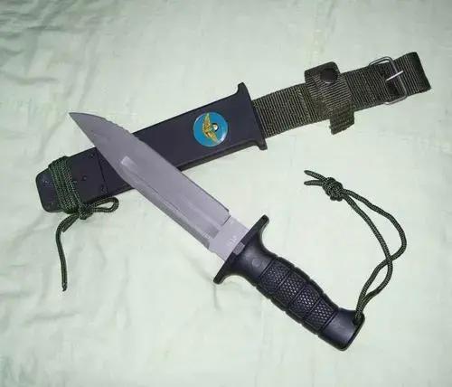 飞行员武器包括哪些,飞行员佩戴的伞刀