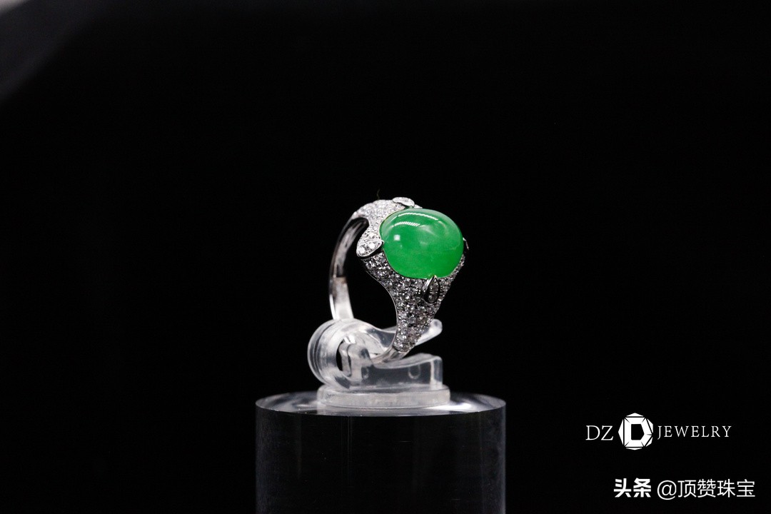 椭圆翡翠蛋面镶嵌戒指简单款式,绿色翡翠蛋面镶嵌戒指的图片