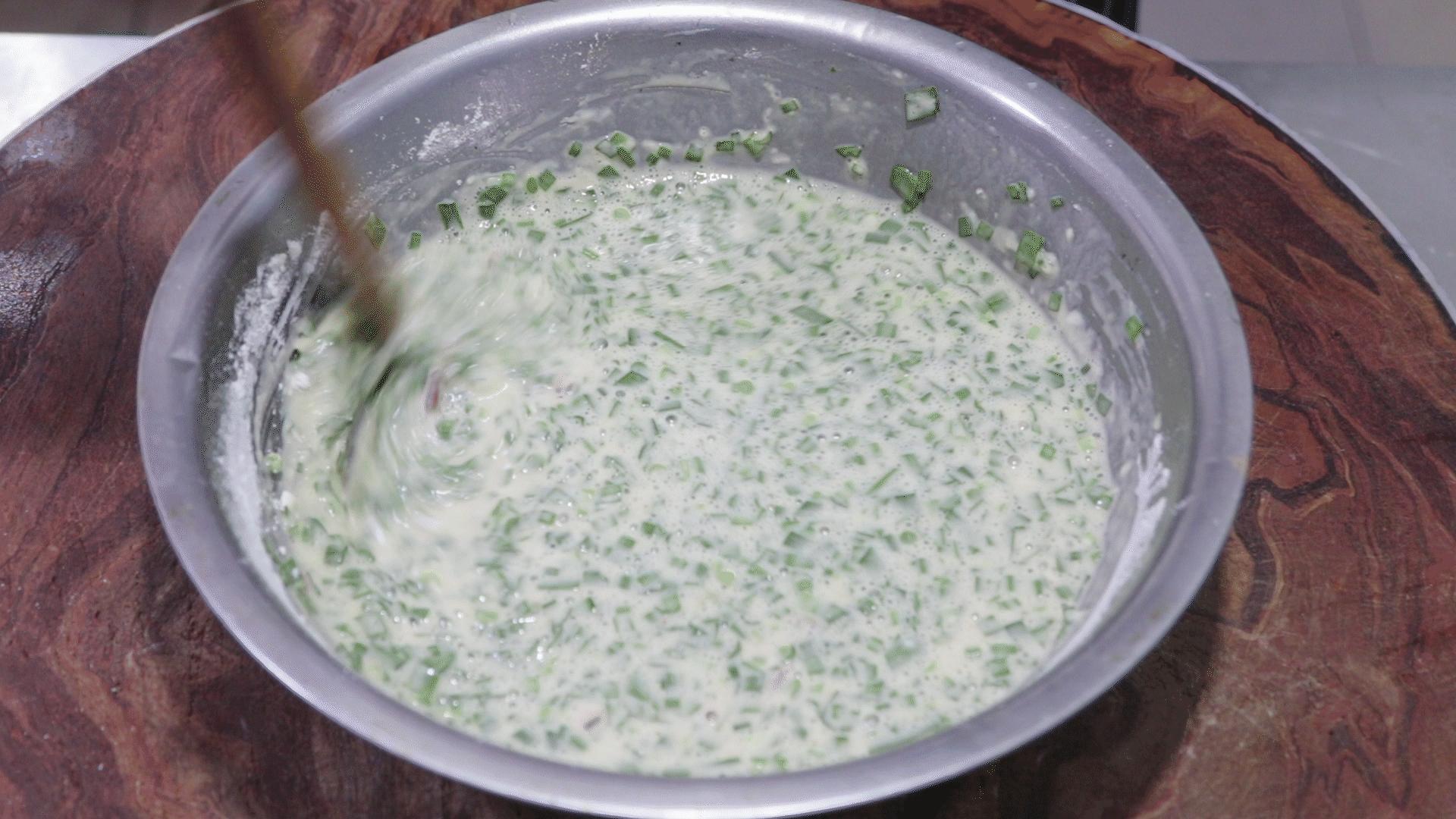 韭菜鸡蛋饼的家常做法简单又好吃,韭菜鸡蛋饼的新吃法视频教程