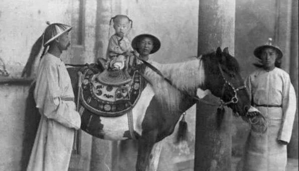 老照片里的旧时光在变幻的生命里,一张老照片展示着时代的变迁