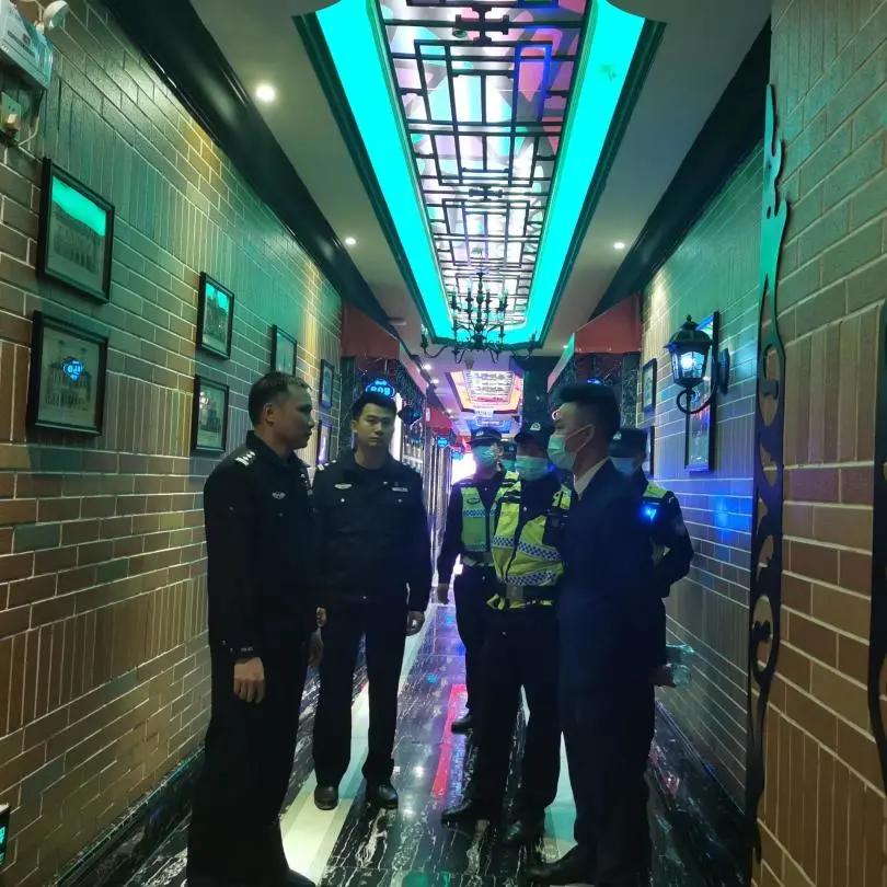 凌晨出动开展夜查行动,警方星夜清查风暴