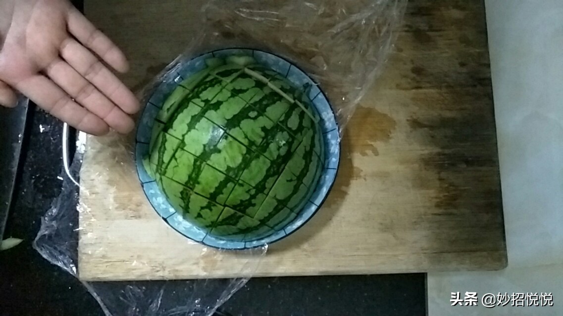 西瓜原来是这样切的,吃了很多年西瓜