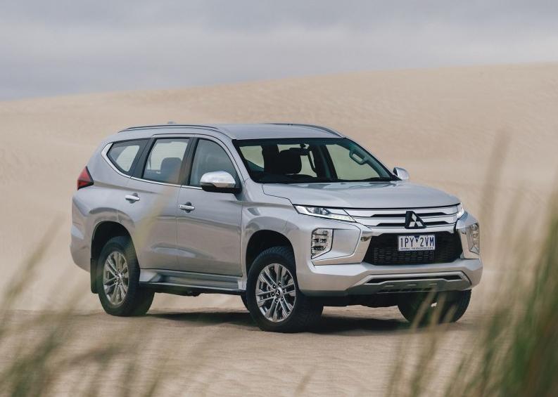 比普拉多便宜多少钱,帕杰罗劲畅对比普拉多2.7越野视频