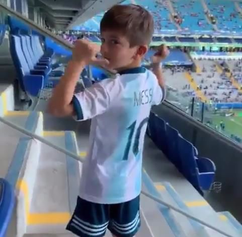 小蒂和洛逸接吻场面,安东内拉前一秒庆祝梅西进球