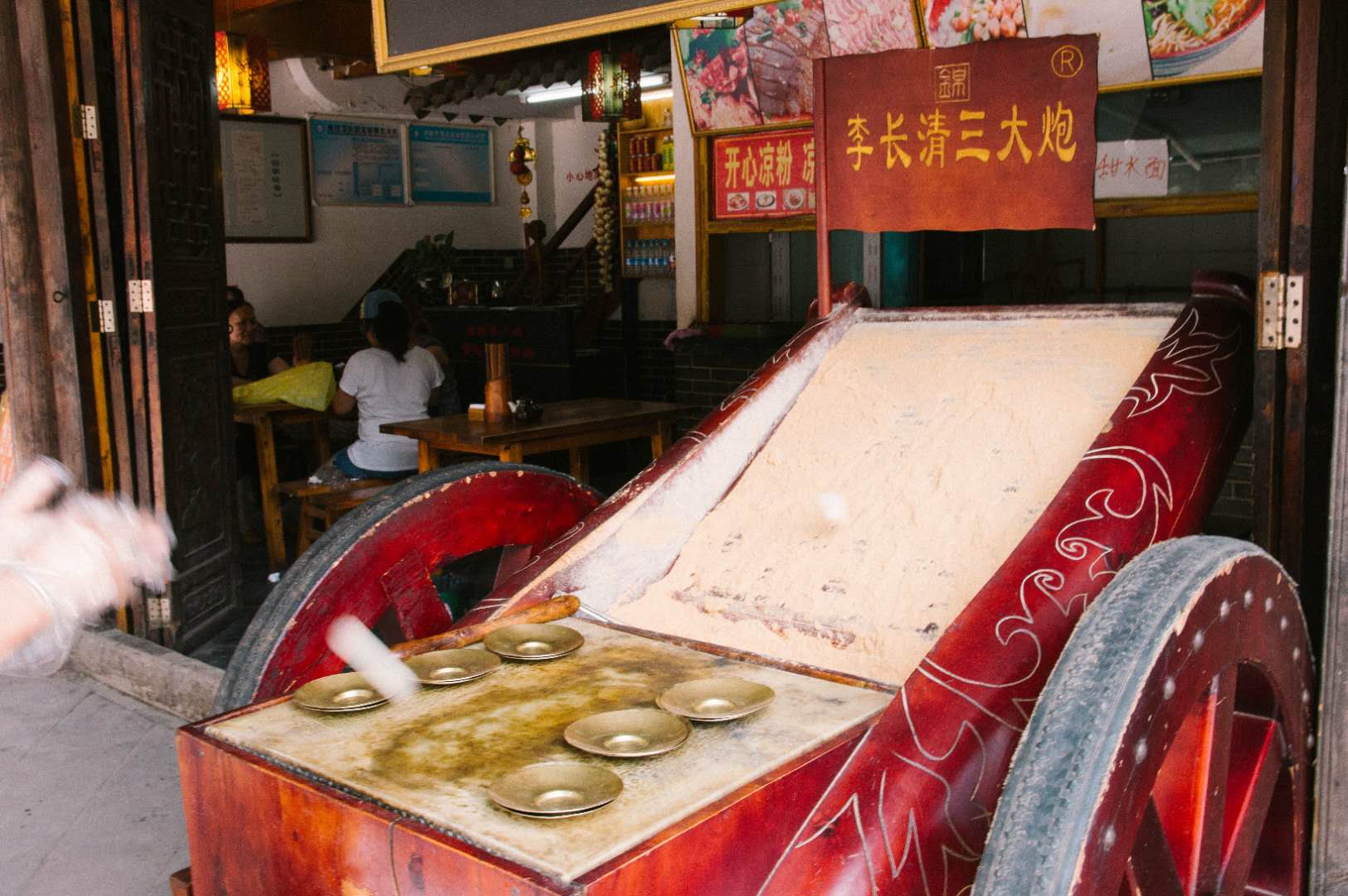 来成都必吃的十大小吃有哪些,外地人来成都必吃的十大小吃