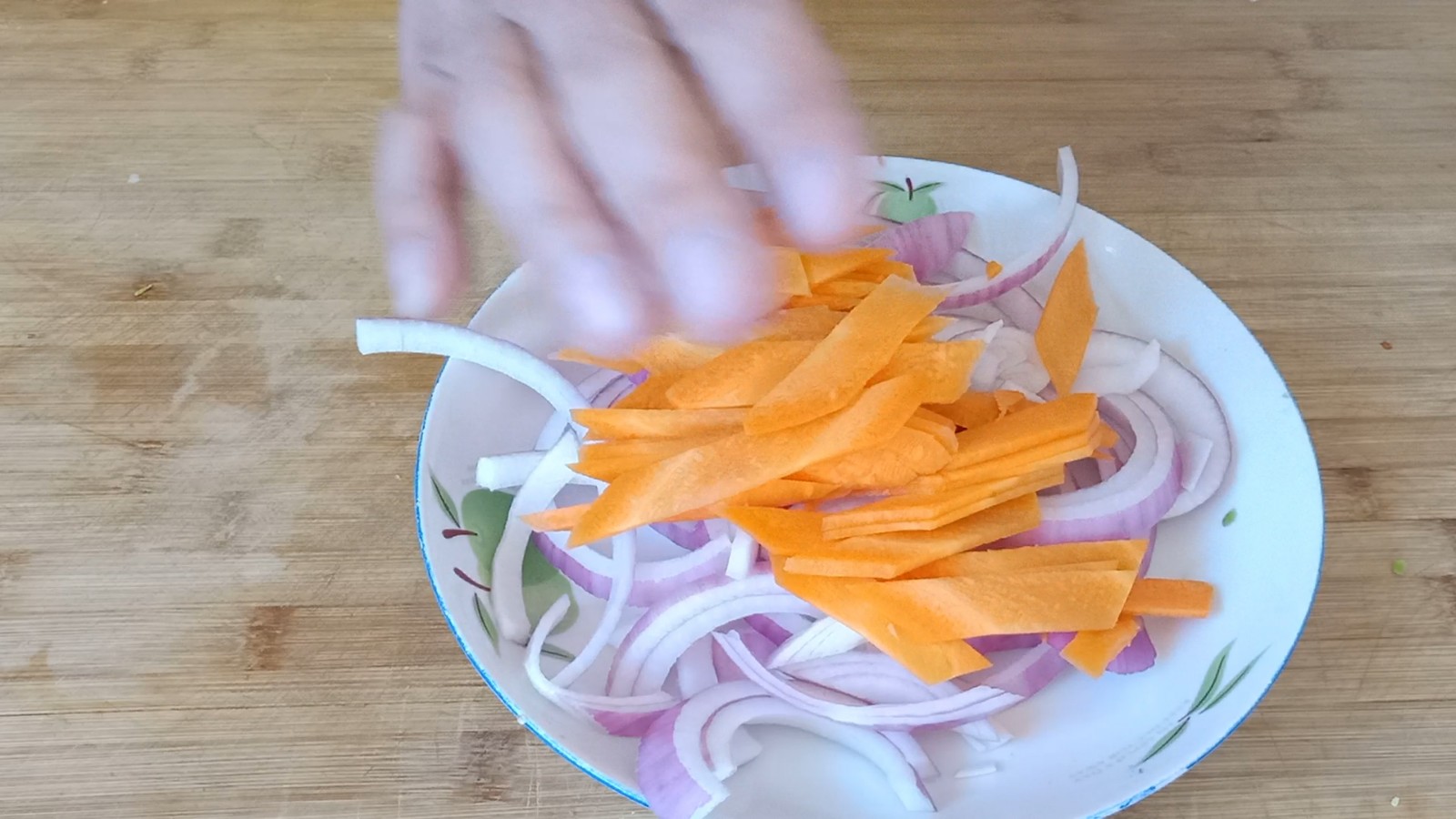 凉拌苦瓜怎么做才不苦又好吃,最简单凉拌苦瓜的最佳做法