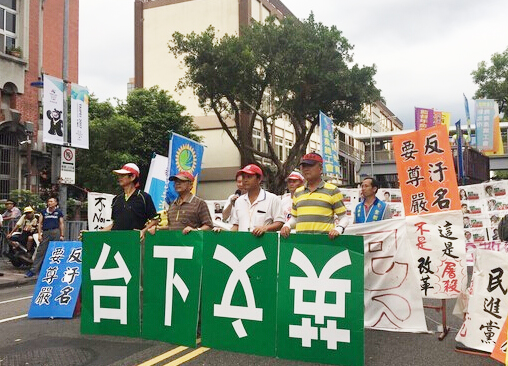 担心战争发生！台湾民众囤求生物资，摆在他们面前的有“上中下三策”之“上策”