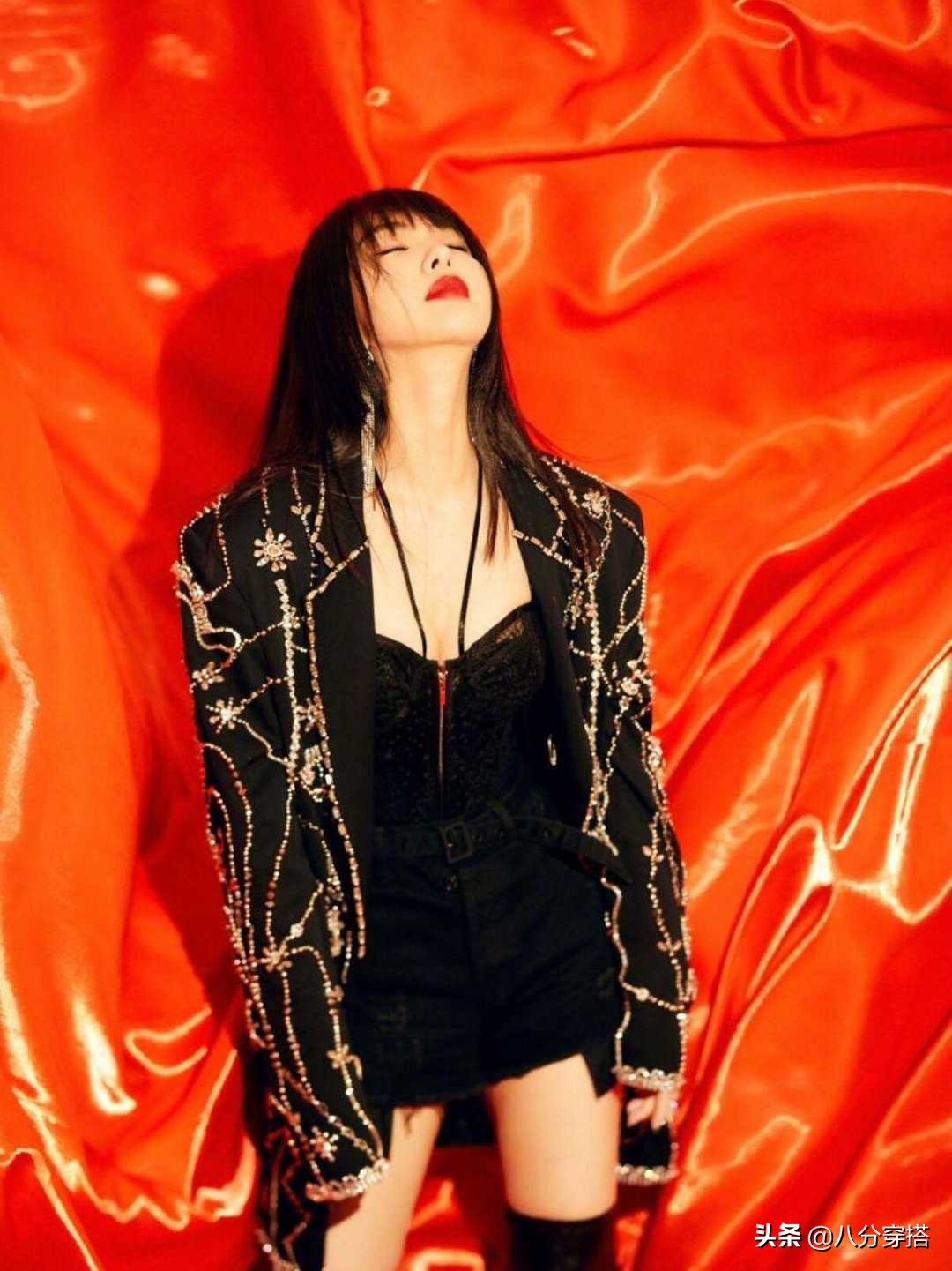 李菲儿太懂“时尚”，黑色垫肩西装配吊带潇洒利落，又美又飒