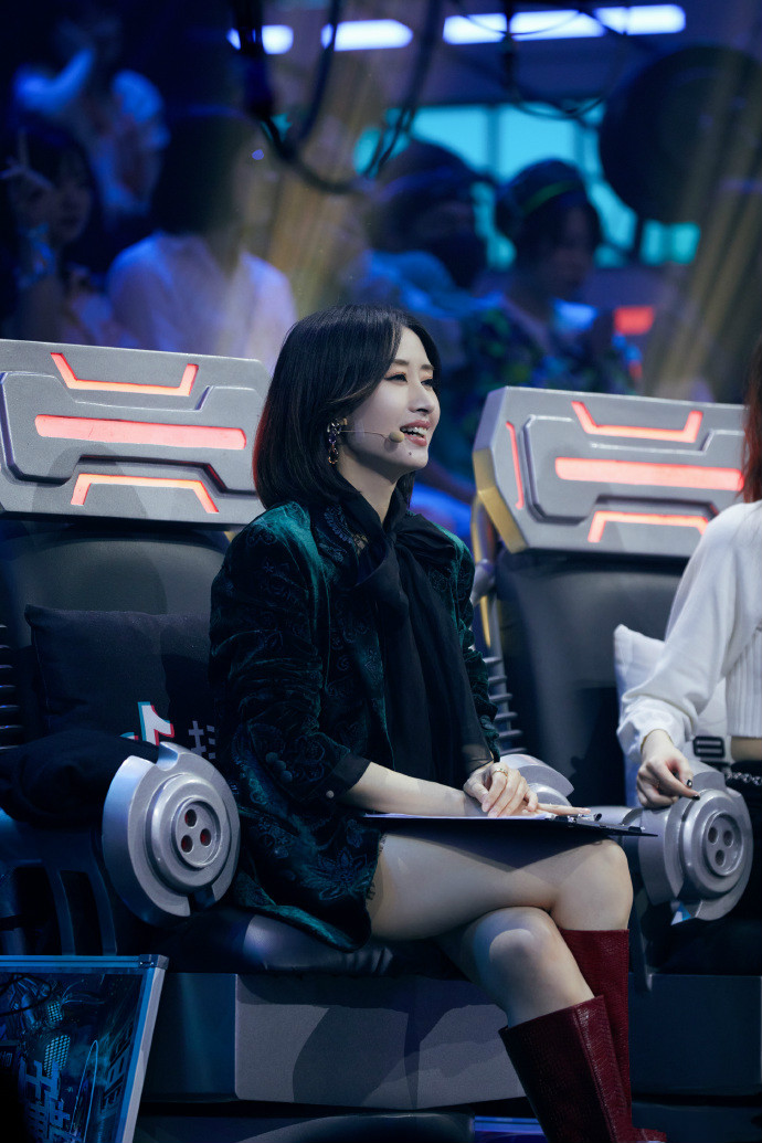 刘敏涛红色高跟鞋出席 (李子璇蒙面舞王和刘敏涛)