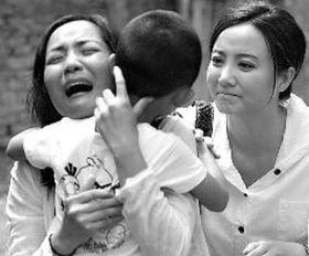 小孩在超市走丢了家长的反应,孩子走丢家长当场崩溃大哭