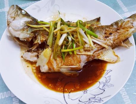 清蒸鲈鱼要多长时间效果最佳,清蒸鲈鱼需不需要用盐和料酒腌制