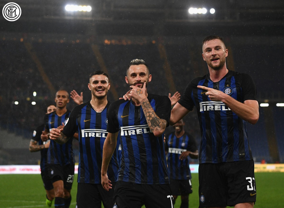 手托下巴、鳄鱼躺,蓝黑中场指挥官在网红路上一去不复返……