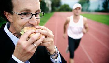 打完球接着吃饭睡觉好不好,打完球再吃晚饭好不好