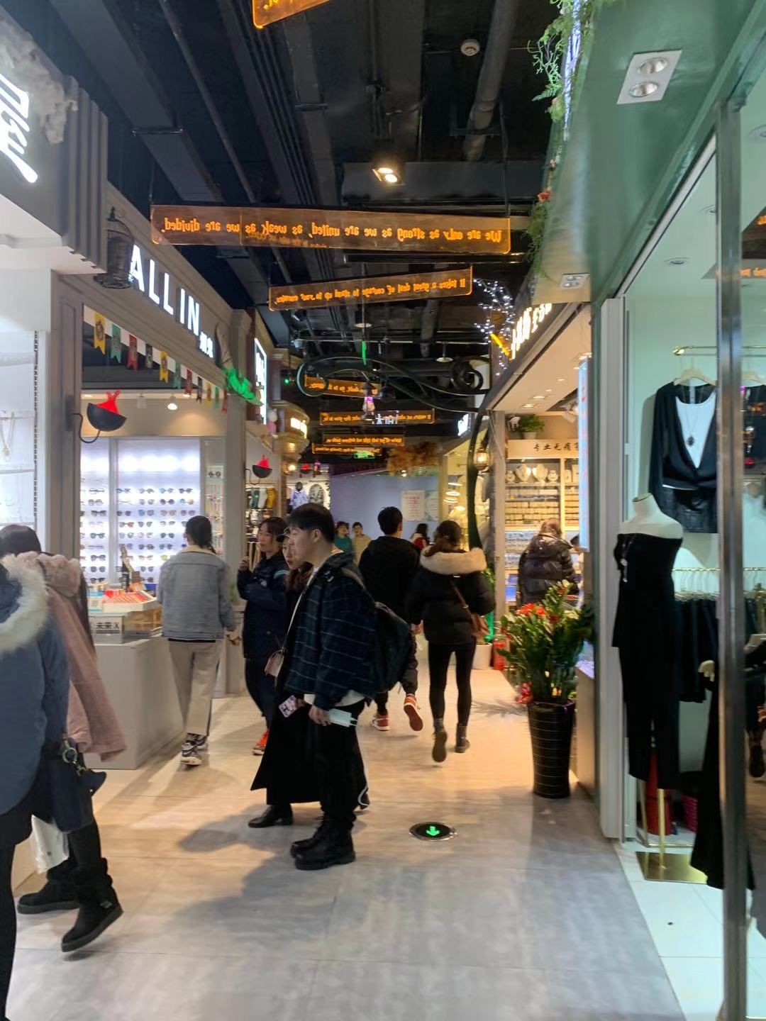 莱迪广场地址,你好再见英语歌