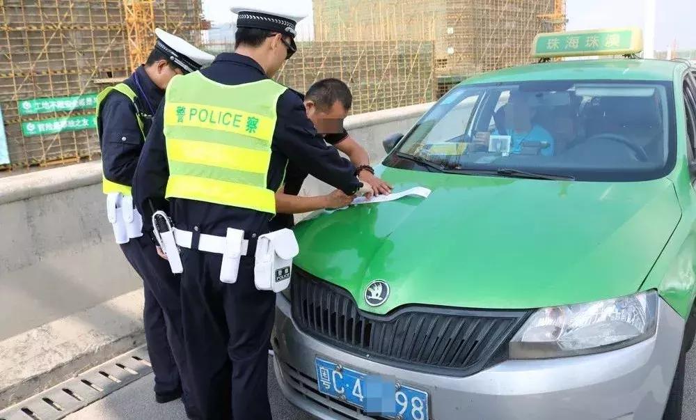 返程高速车流,返程大军挤爆沪渝高速