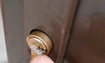 钥匙折在锁芯里怎么才能取出,钥匙断在锁芯无法取出