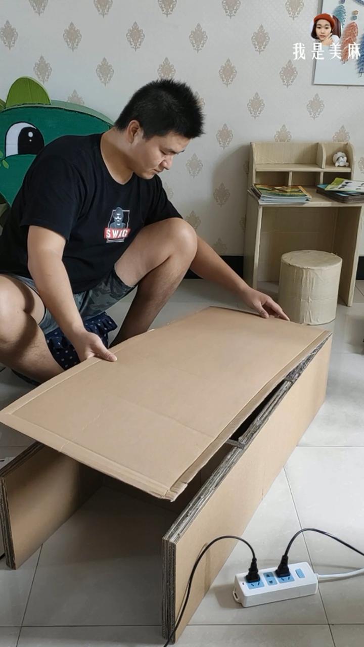 爸爸用50个快递盒做柜子,爸爸用快递箱制作书架
