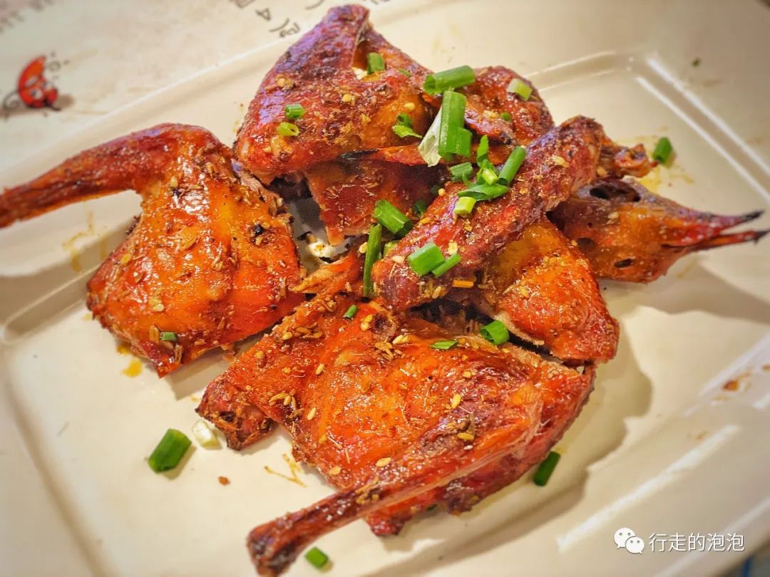 「岳阳攻略」被誉为“湖南夜宵扛把子”的烧烤城，还是小龙虾基地