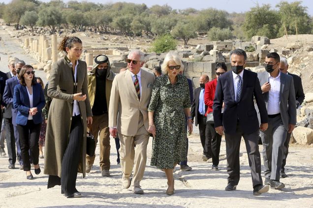 卡米拉 约旦王后 屈膝礼 (卡米拉向约旦王后行屈膝礼)