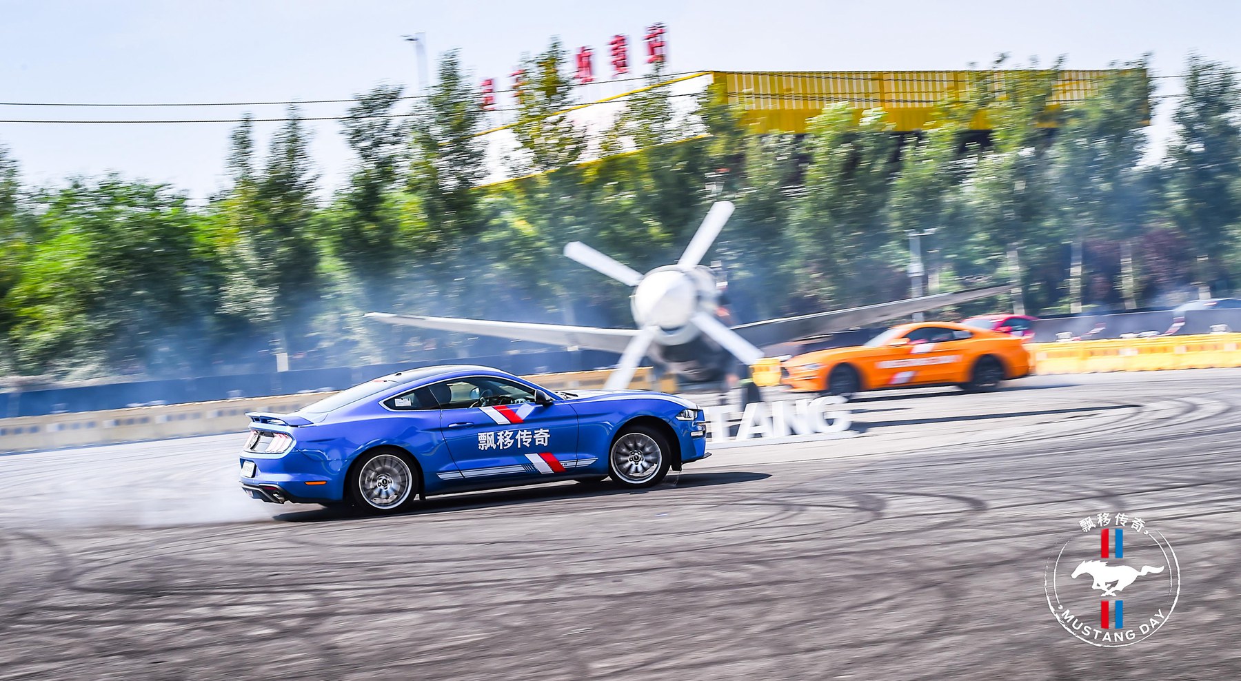 开mustang漂移,烧胎起步漂移的视频