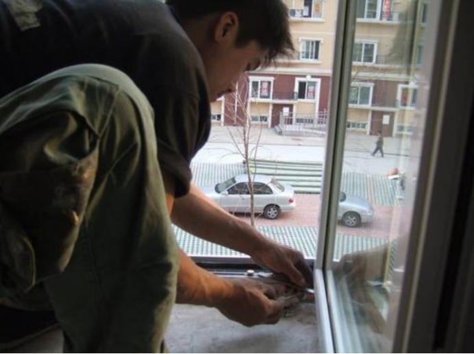 窗户和墙体发泡胶裂缝怎么办,窗框与墙体填缝发泡剂