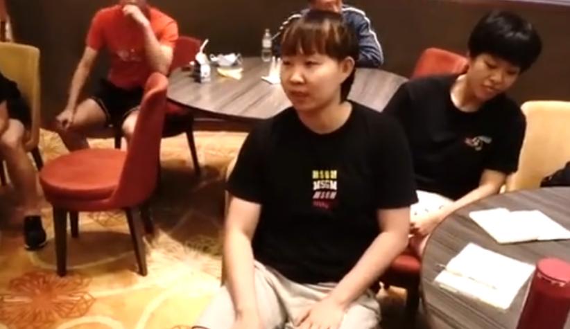 笑死了！国乒集体学英语，这帮国宝们太可爱了，尤其是莎莎