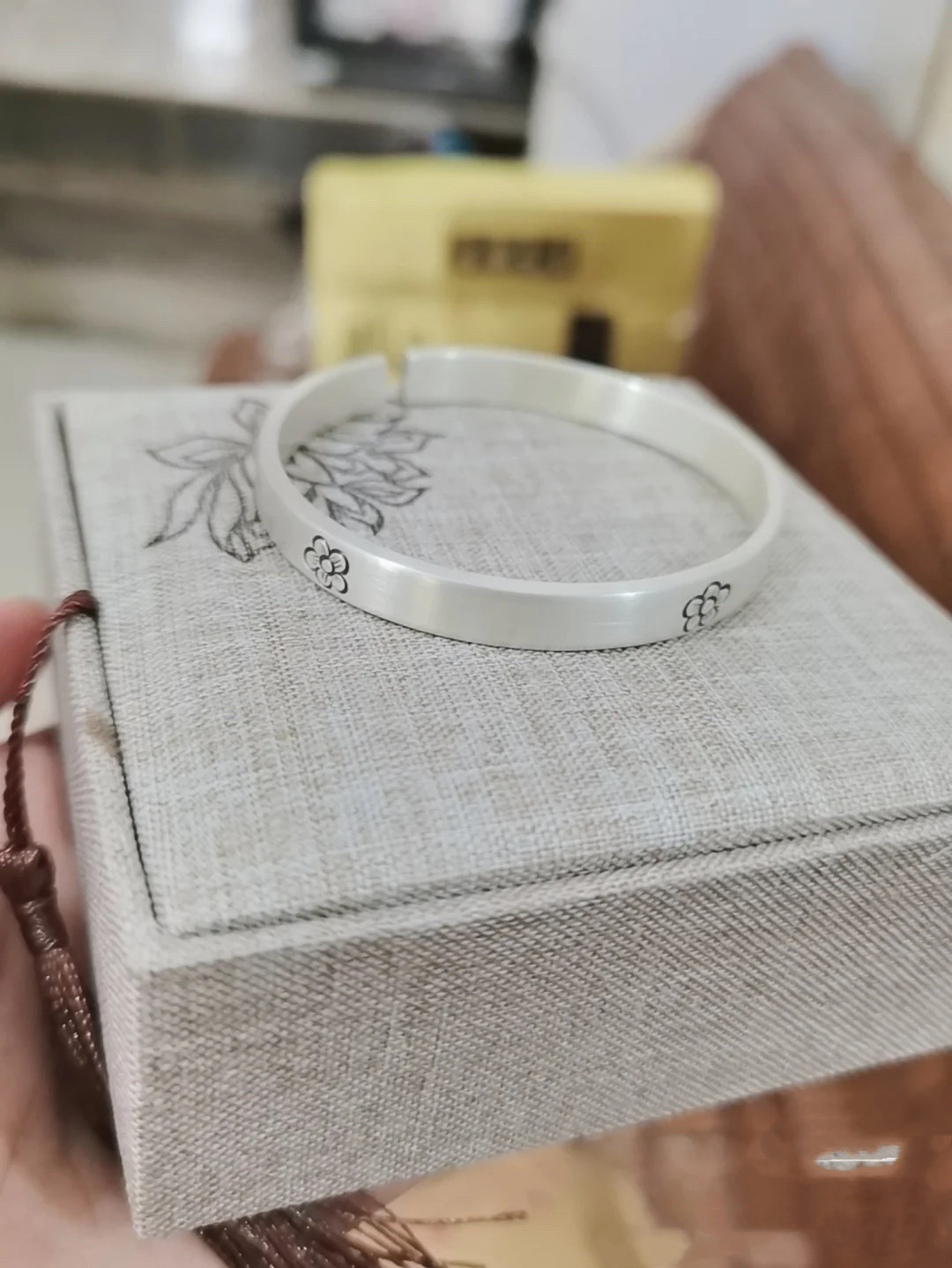 银手镯不圆了可以怎么调整,银手镯不圆了怎样修