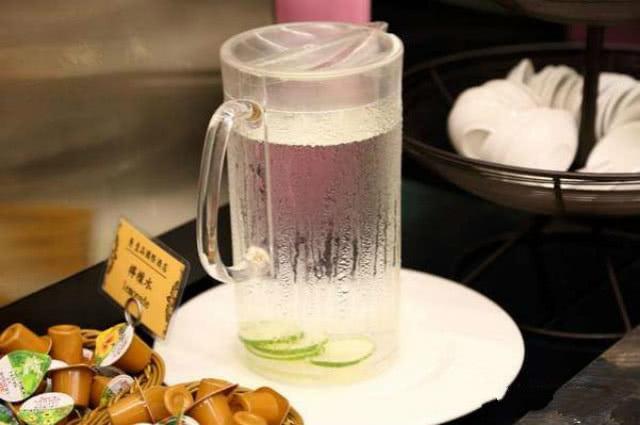 吃西餐为啥服务员先上一杯柠檬水 (西餐服务员为什么要上两杯柠檬水)