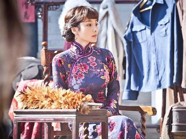 柳岩穿白色蕾丝旗袍的照片,柳岩真的很美吗