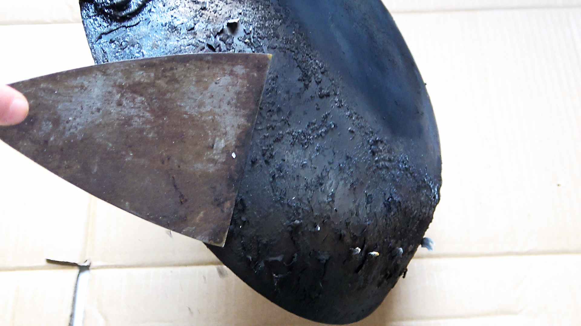 清洁铁锅锅底黑垢方式,清洗四孔锅具黑垢小妙招