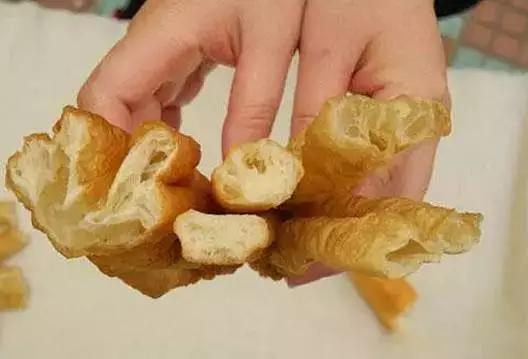 明矾炸的油条和无矾油条区别,明矾油条与普通油条哪个更香