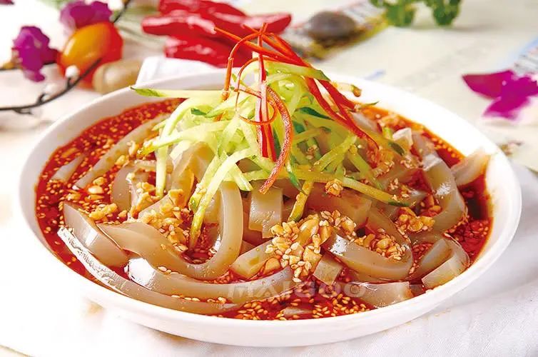 70岁老人卖凉粉视频,70岁老夫妻月入4千