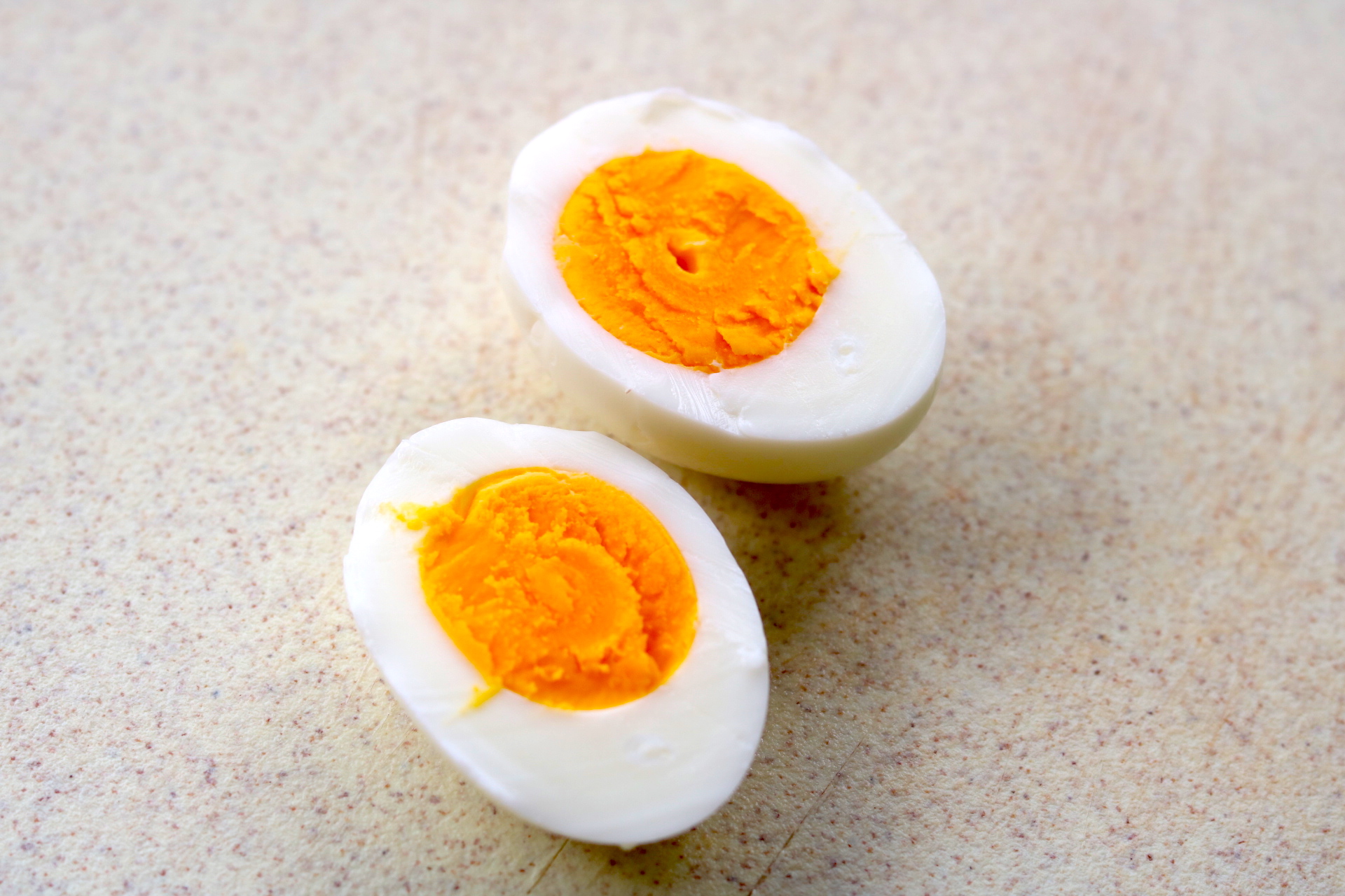 鸡蛋蛋黄发黑还能吃吗,为什么有些鸡蛋蛋黄发黑