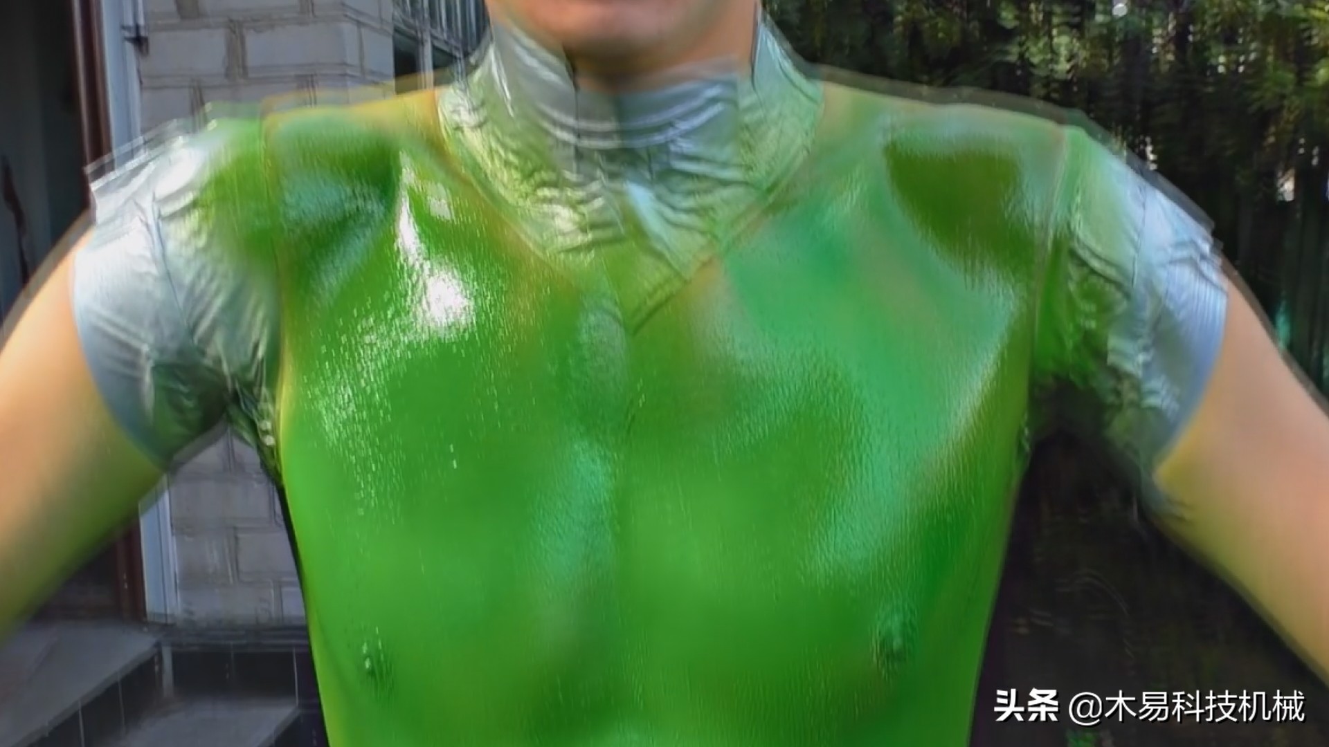 这液体喷在*皮人**肤上秒变衣服，穿它上街像真的一样，女孩适用吗？