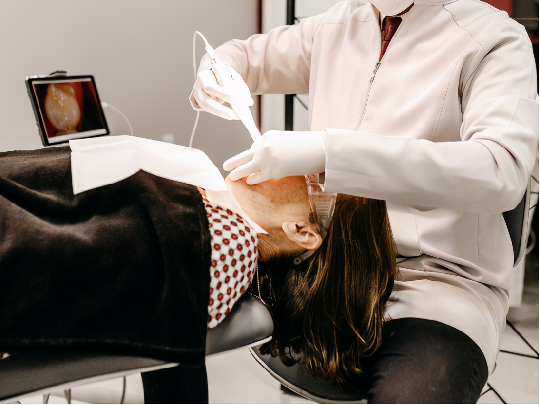 吃个苹果牙龈出血了正常吗,牙齿吃苹果痛