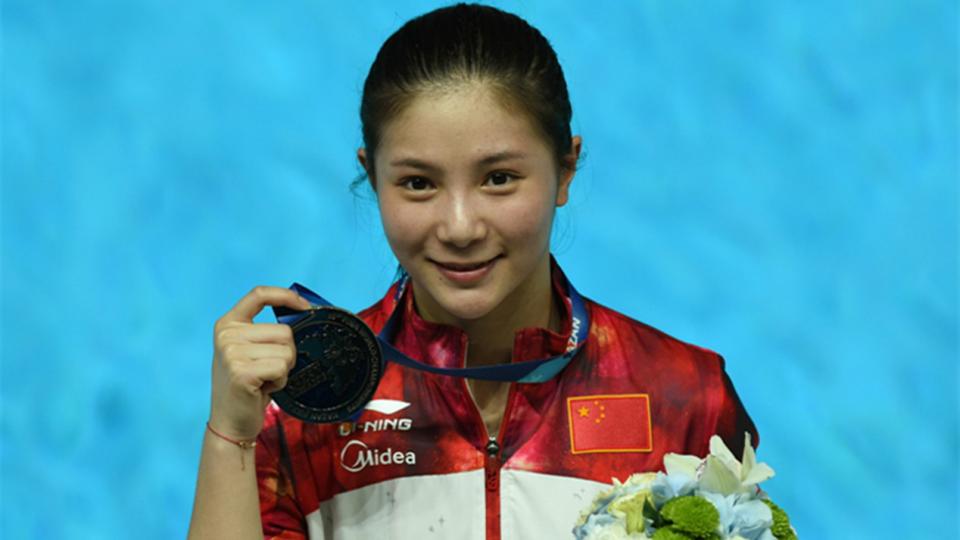 何姿穿连衣裤好看吗,跳水女神何姿跳舞视频