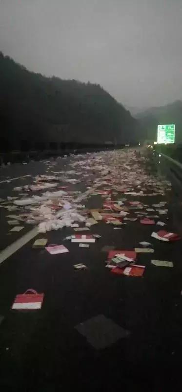 高速路上女子抱头痛哭,高速上女人抱头痛哭