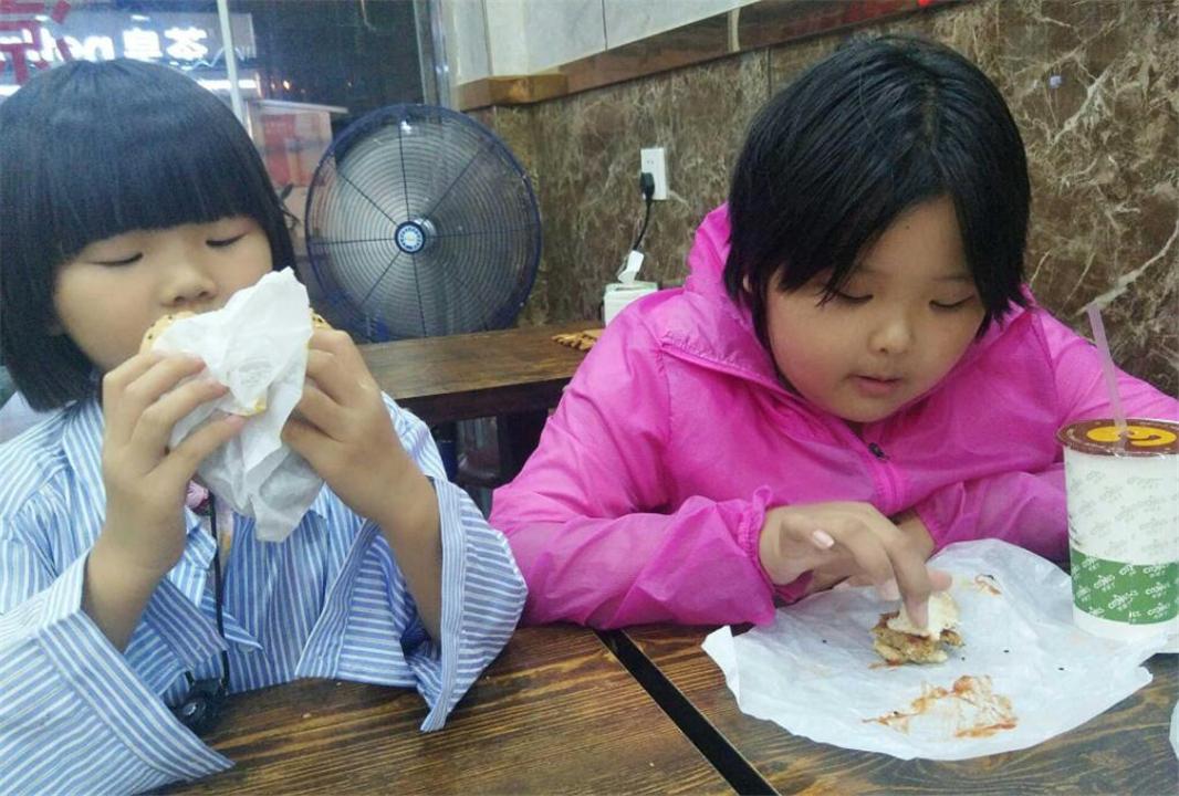 13岁女孩有胡子吃什么可以消,13岁小孩长喉结长胡子还长个吗