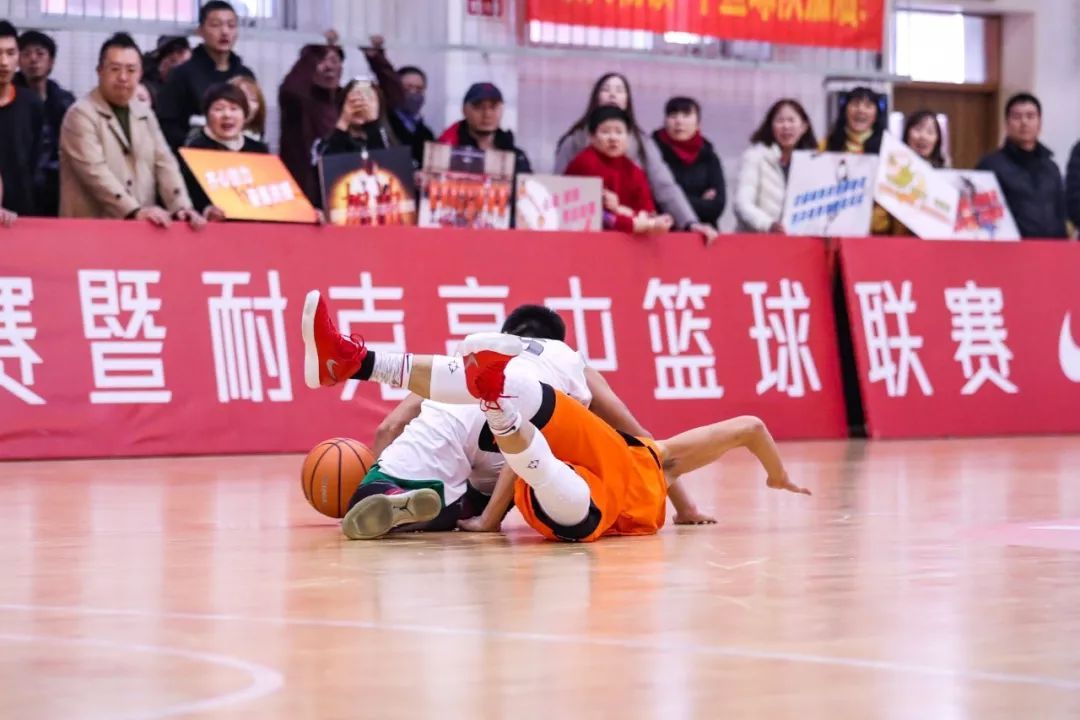 新·十六强齐亮相高中赛场惊现*力暴**隔扣丨18-19耐克高中联赛