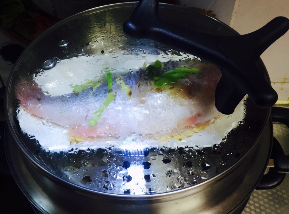 清蒸鱼怎么样腌制鱼肉鲜嫩不腥,清蒸鱼放生抽好吃放豆豉酱油好吃