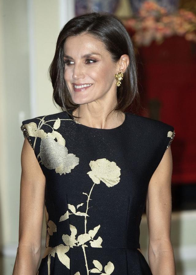 莱后的衣橱：穿过一次，撞衫梅拉尼娅，也是比利时王后的真爱品牌