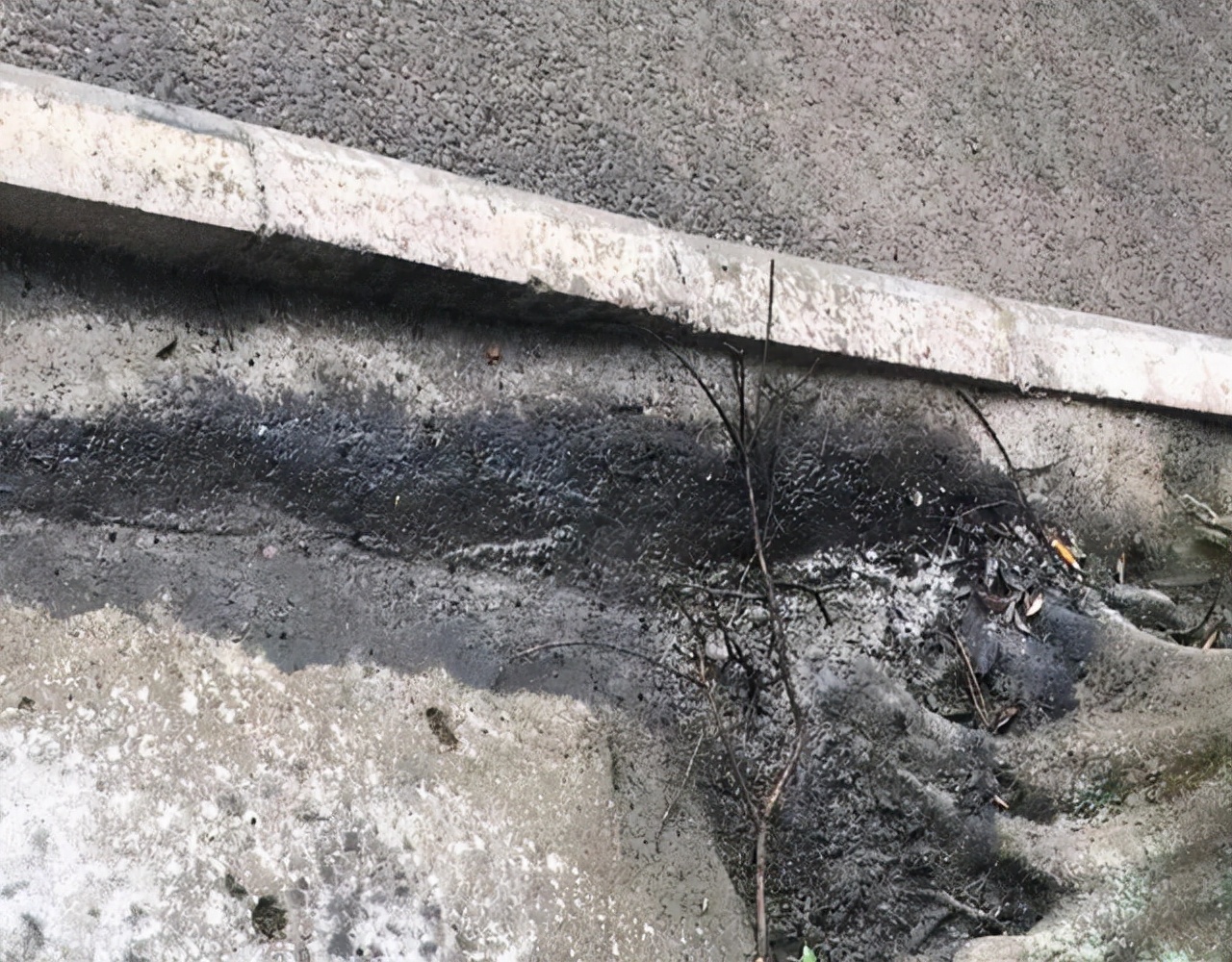 眉山这个社区门口，到处都是下水道油污，又脏又臭到底是怎么事？