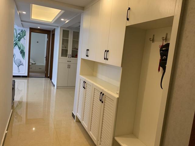 朋友来我家看看装修风格说说,精装房背景墙太丑了怎么办