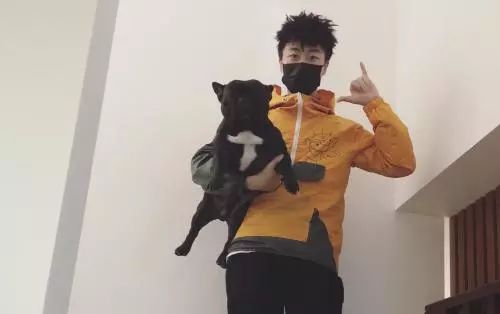 他是红花会的幕后“大管家”,音乐和生意做到了两开花