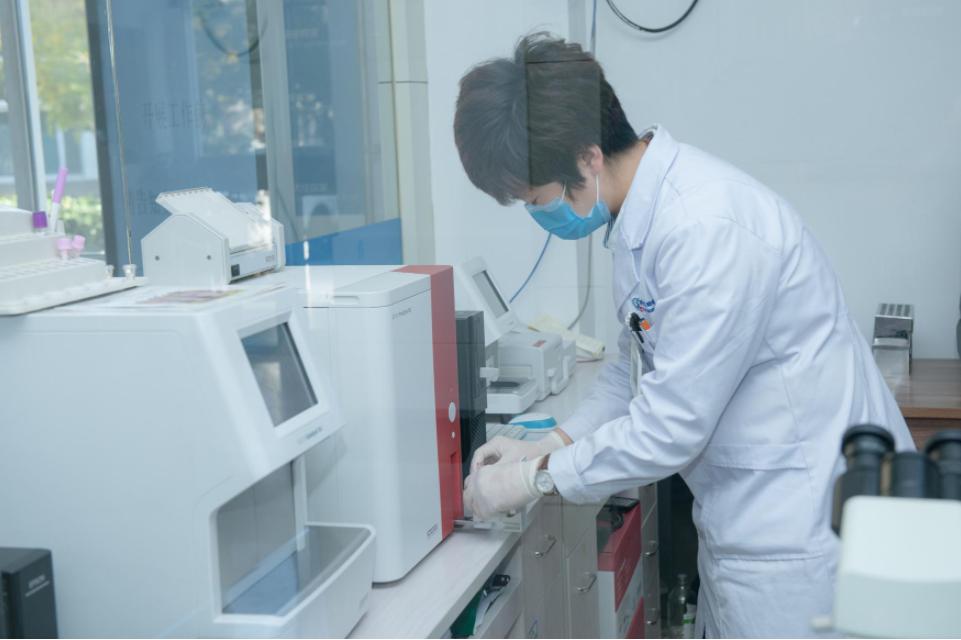 走进学者型院长的思维花园  专访明安星动物医院院长刘德