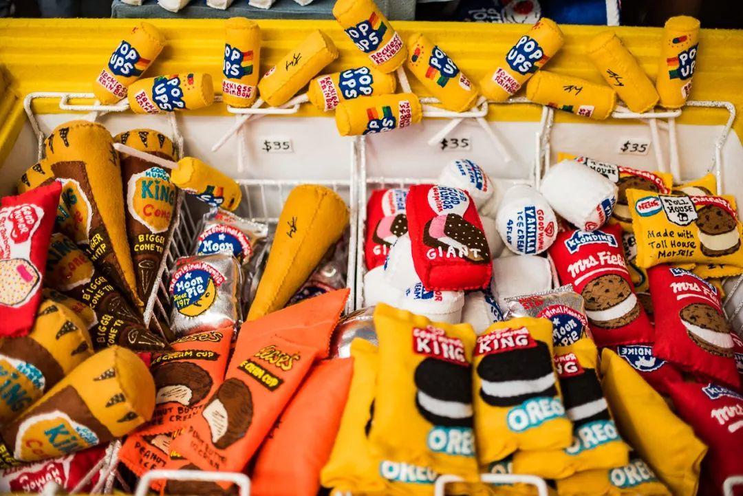 艺术家用一块布打造便利店、情趣用品店...生意却异常火爆