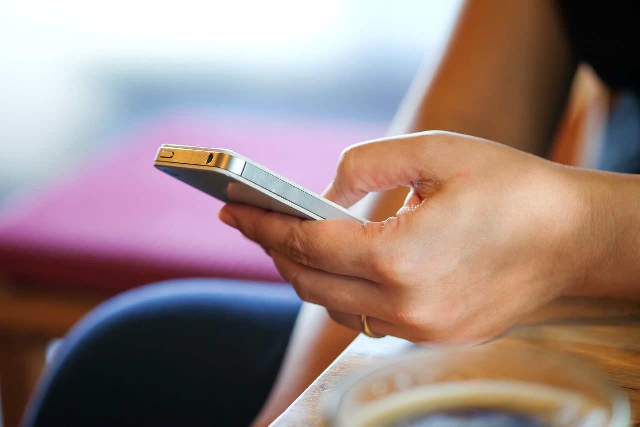 上课玩手机后果,学生上课玩手机错误示范