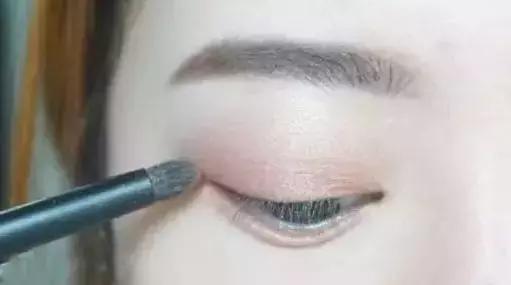 简单易上手的眼妆教程步骤,超详细的眼妆教程你一定学得会