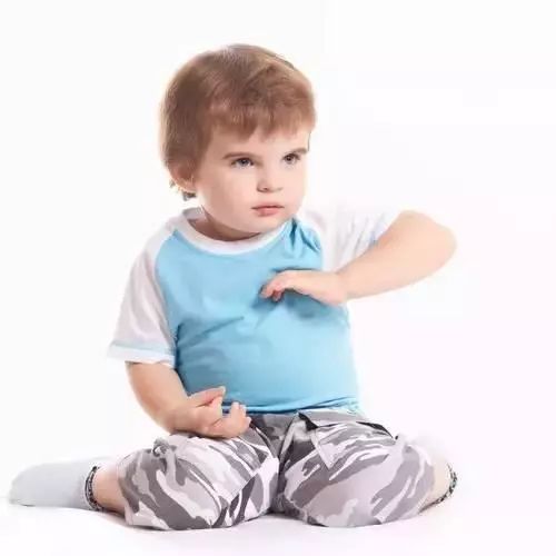 想要宝宝拥有完美的腿型,这几点家长一点要注意