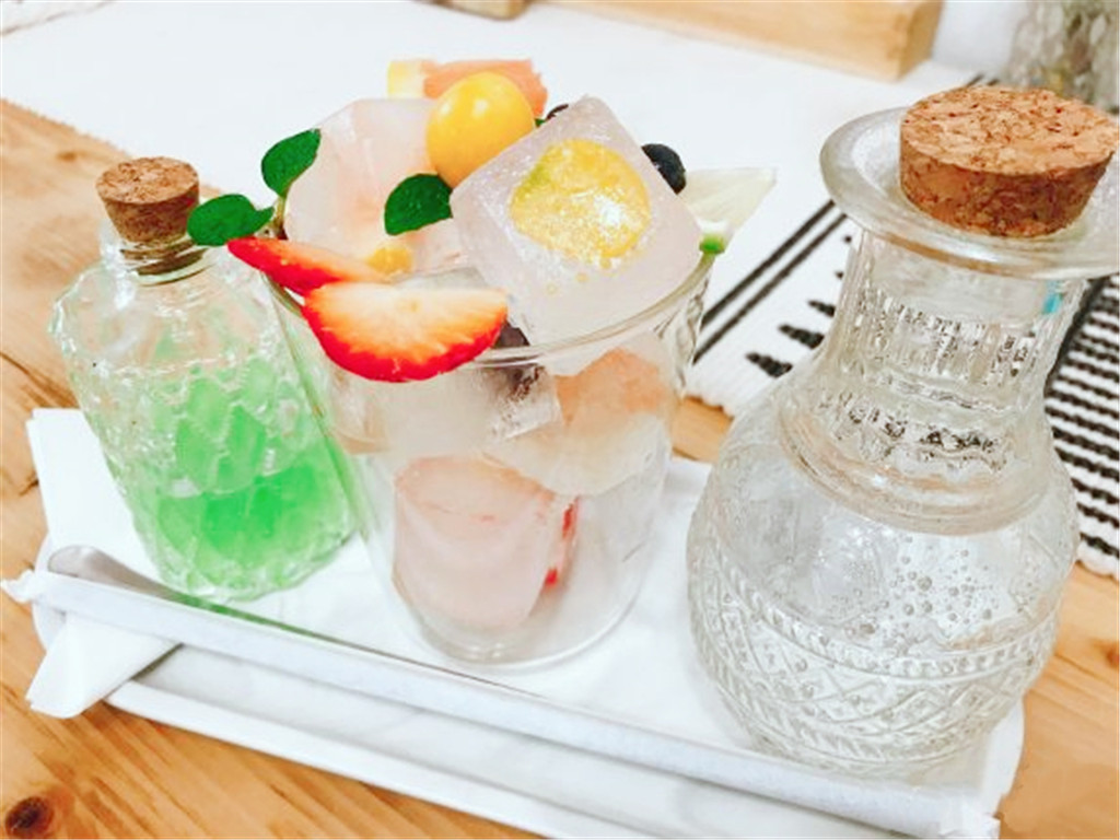 恩爱小情侣开的甜品店，颜值与味道共存，小姐姐拍照停不下来